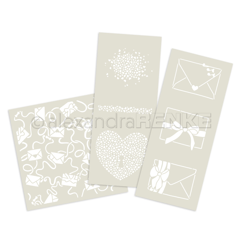 Dieses entzückende Alexandra Renke Bundle enthält vier cremefarbene Karten mit weißen Motiven - Herzen, Schlüssel, Umschläge und als Geschenk verpackte Briefe - ideal, um die Kreativität anzuregen oder Ihre Sammlung zu ergänzen.