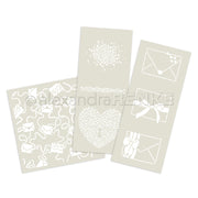 Dieses entzückende Alexandra Renke Bundle enthält vier cremefarbene Karten mit weißen Motiven - Herzen, Schlüssel, Umschläge und als Geschenk verpackte Briefe - ideal, um die Kreativität anzuregen oder Ihre Sammlung zu ergänzen.