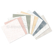 Die pastellfarbenen Dekorationspapiere von Alexandra Renke zeichnen sich durch kursive Schriftmuster in sanften Farbtönen aus - ideal, um die Kreativität anzuregen oder Ihren Bündeln und Kollektionen Charme zu verleihen.