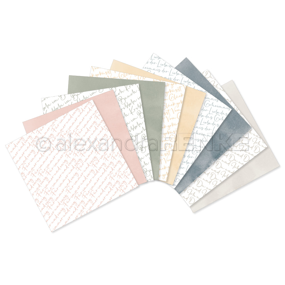 Die pastellfarbenen Dekorationspapiere von Alexandra Renke zeichnen sich durch kursive Schriftmuster in sanften Farbtönen aus - ideal, um die Kreativität anzuregen oder Ihren Bündeln und Kollektionen Charme zu verleihen.