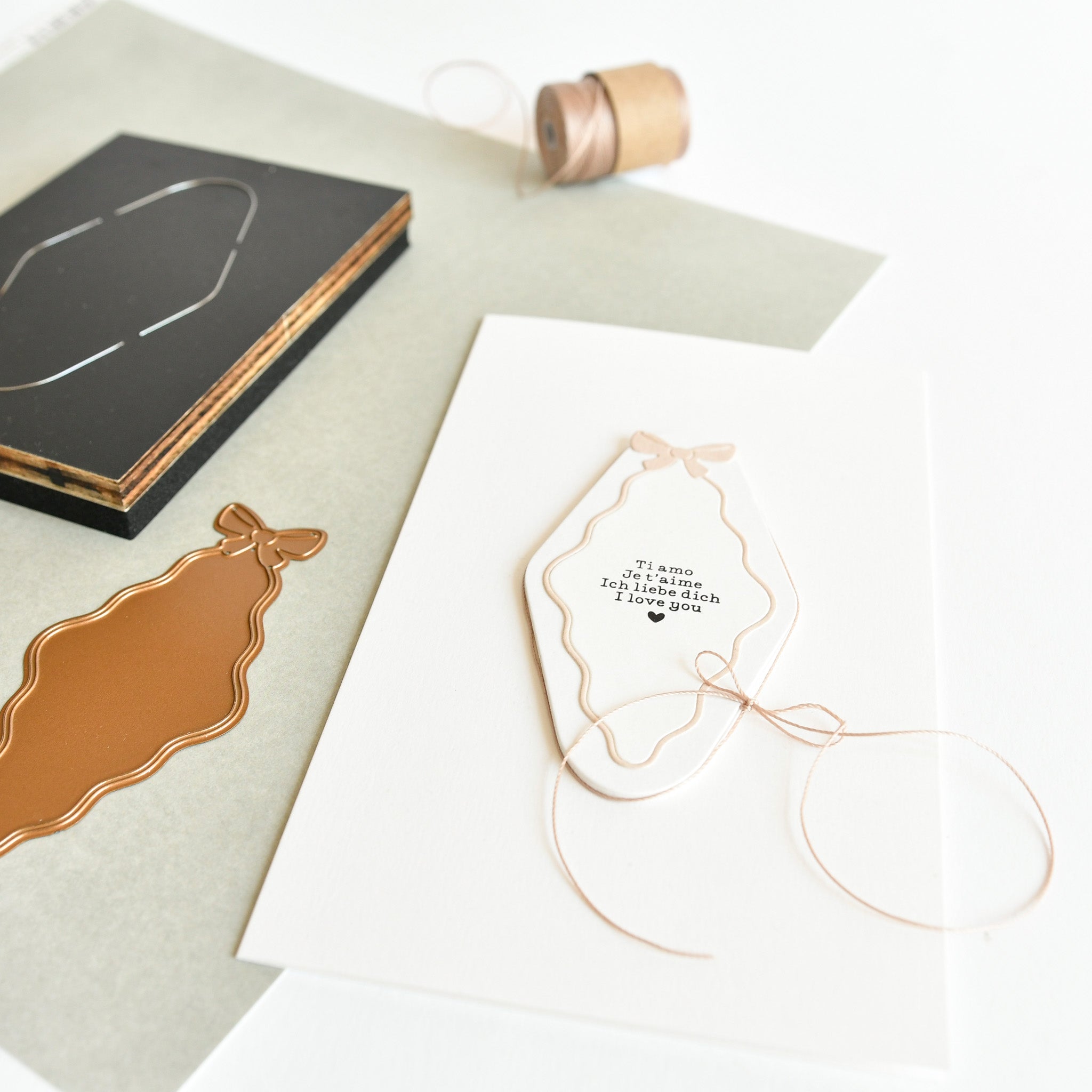 Eine handgefertigte Karte von Alexandra Renke mit Bandumriss, Kordel und "Ti amo Ich liebe dich I love you so much" auf der Innenseite - ideal zur Inspiration oder zum Kombinieren mit Kreativ-Bundles aus unseren Kollektionen.