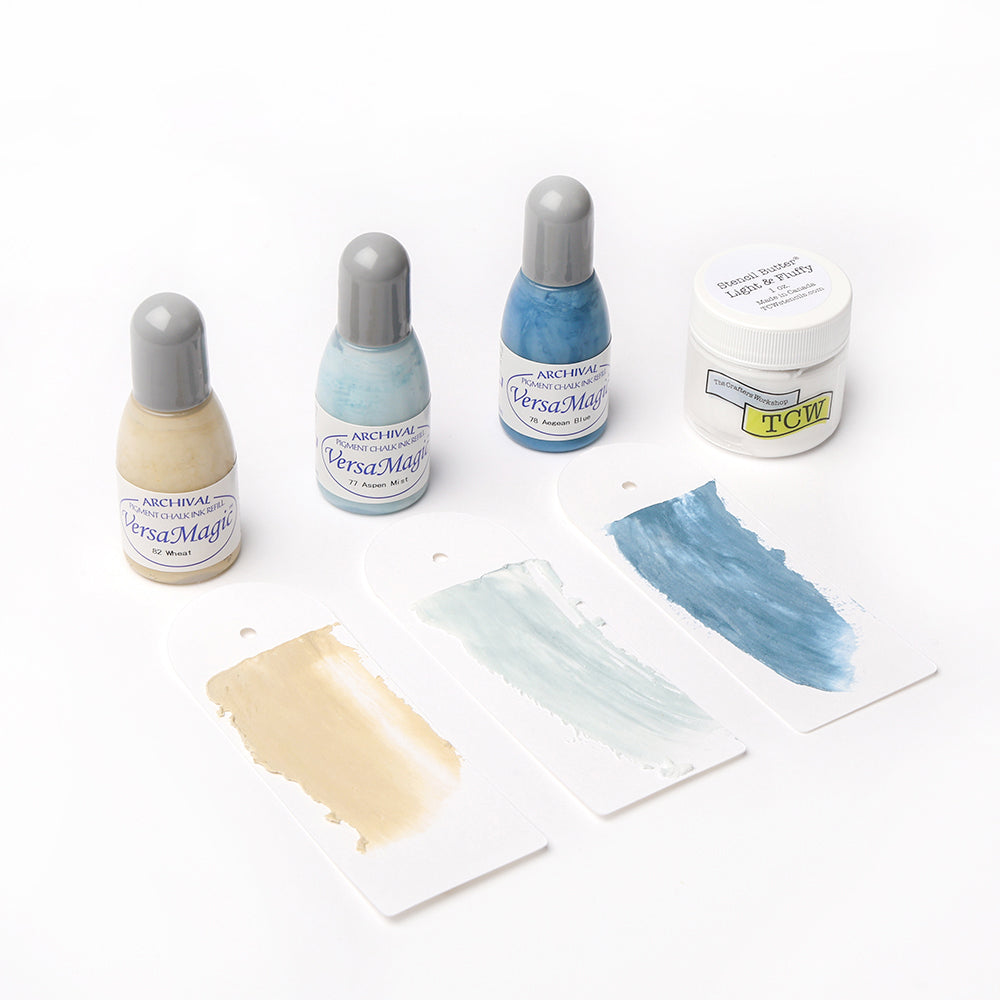 Drei alexandrarenke VersaMagic-Tintenfläschchen, ein kleines TCW-Glas für Texturpaste und drei Farbmuster auf weißen Anhängern sind abgebildet - perfekt für kreative Papierprojekte.