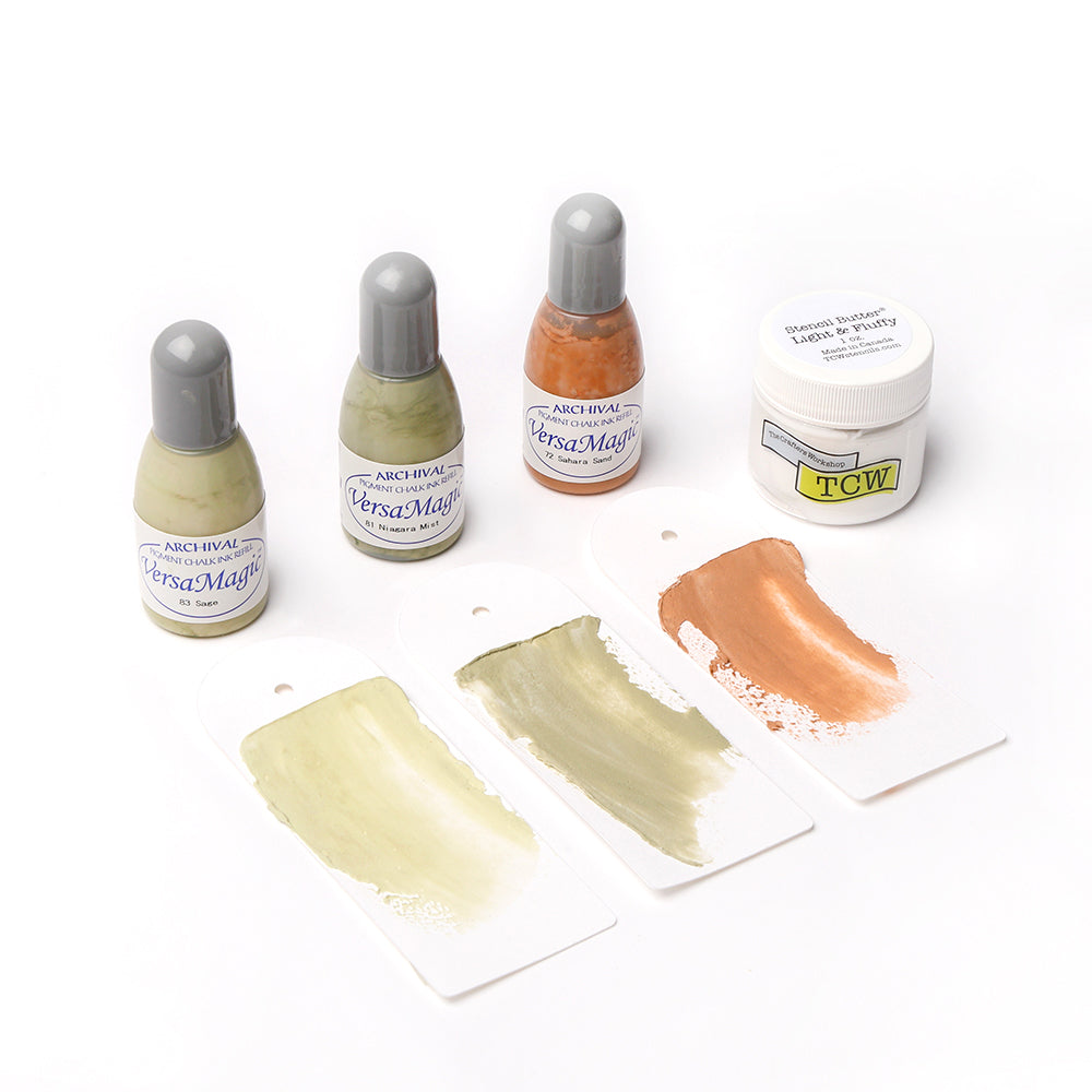 Drei Fläschchen alexandrarenke VersaMagic-Tinte, ein TCW-Pulverdöschen sowie grüne und braune Farbfelder befinden sich auf weißen Anhängern - ideal, um Texturen hinzuzufügen oder Modellierpaste in Ihren Papercraft-Projekten zu verwenden.