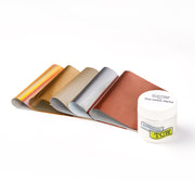 Fünf Metallic-Bögen in verschiedenen Farben neben einem weißen alexandrarenke Glas - ideal für kreative Papierbasteleien oder in Kombination mit Tacky when Dry für beeindruckende Folienverzierungseffekte.