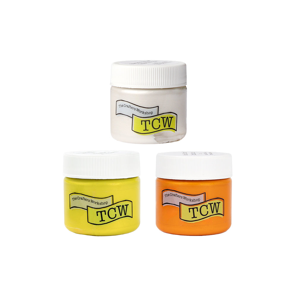 Drei Dosen TCW-Farbe in Weiß, Gelb und Orange, jeweils mit weißem Deckel und Beschriftung auf der Vorderseite – ideal, um Ihren Mixed-Media-Projekten lebendige Farbakzente zu verleihen oder in Kombination mit „Stencil Butter“ und „Modellierpaste“ einzigartige Struktureffekte zu erzielen.