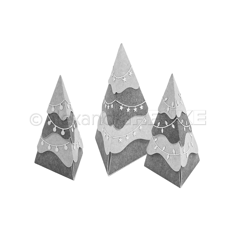 Ein kreatives Set aus drei dreieckigen Weihnachtsbaumschmuckstücken aus Papier mit Ausschnitten in Form von Sternen und Lichterketten.