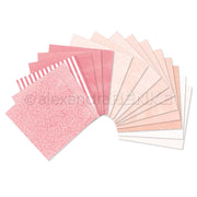 Eine fächerförmig angeordnete Sammlung von Bündeln aus rosa gemustertem Bastelpapier.