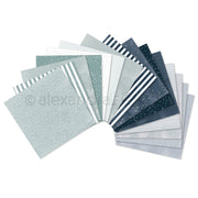 Eine fächerförmig angeordnete Sammlung von Bastelpapierbögen mit blauen und weißen Mustern, Streifen und Schneeflocken – ideal als Inspirationspaket für kreative Projekte.