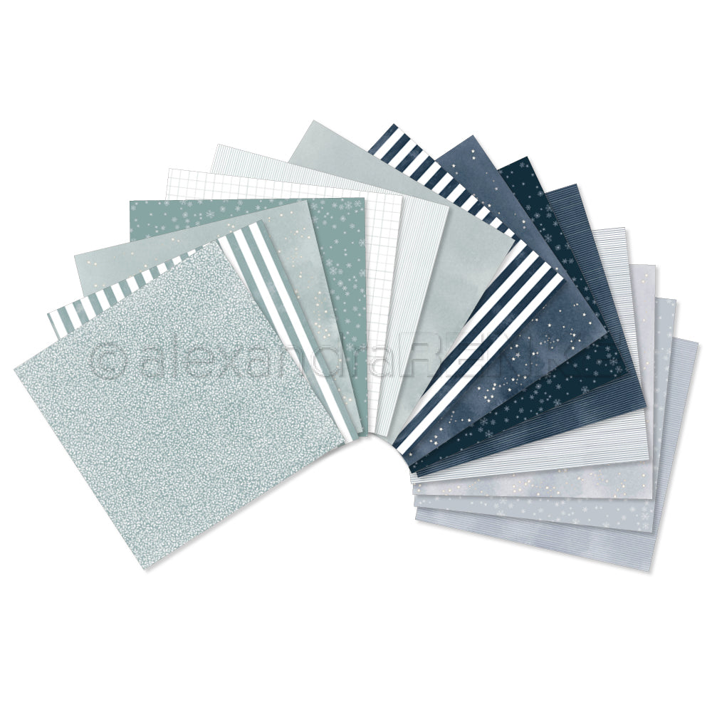 Eine fächerförmig angeordnete Sammlung von Bastelpapierbögen mit blauen und weißen Mustern, Streifen und Schneeflocken – ideal als Inspirationspaket für kreative Projekte.