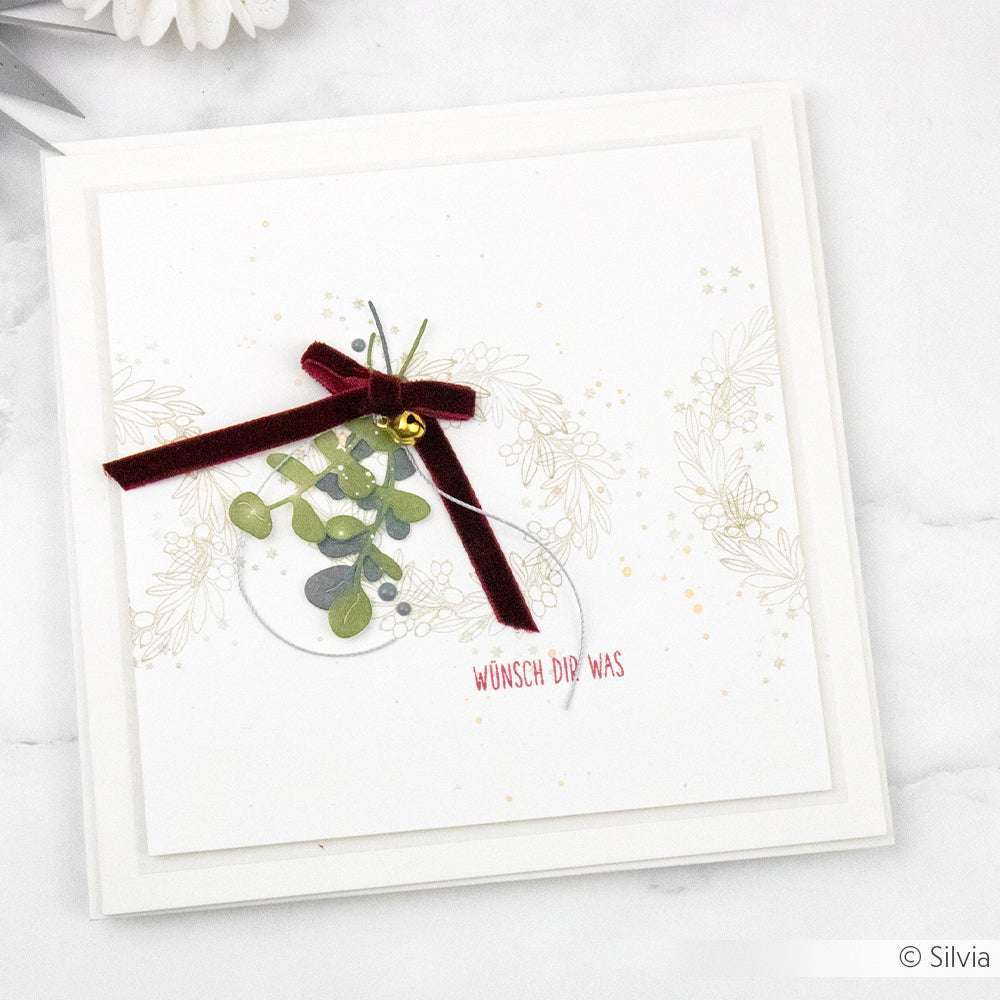 Creme-weißer Ton und florales Design: Die Karte von Alexandra Renke beeindruckt mit rotem Band, Umschlägen & Karten inklusive, sowie dem Wunsch "Wünsch dir was" in elegantem Rot.