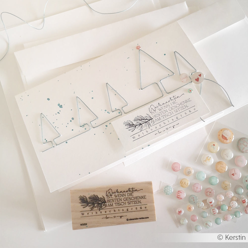 Handgefertigte Weihnachtskarten mit minimalistischen Baummotiven, dekorativen Knöpfen und einem Geschenkanhänger aus Holz auf weißem Hintergrund – perfekt als Teil Ihrer Hauskollektion. Diese Umschläge und Karten eignen sich zudem für den Digitaldruck – ideal für alle, die sowohl traditionelle Handwerkskunst als auch modernen Komfort schätzen.
