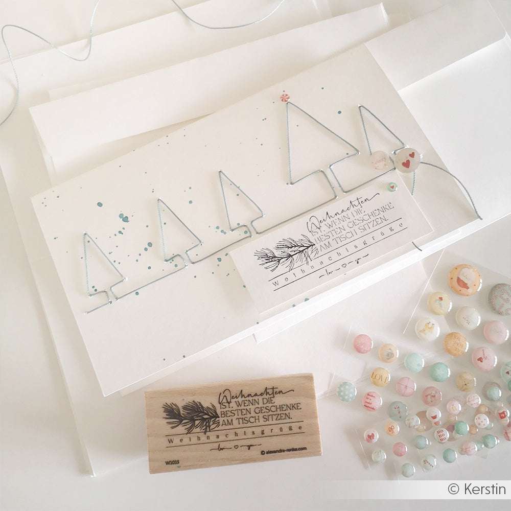 Handgefertigte Weihnachtskarten von Alexandra Renke zeichnen sich durch minimalistische Baumdesigns, klassische Knopfakzente und creme-weiße Karten in einem Umschlag Karten Bundle für zeitlosen Stil und klassische Papierhaptik auf weißem Hintergrund aus.