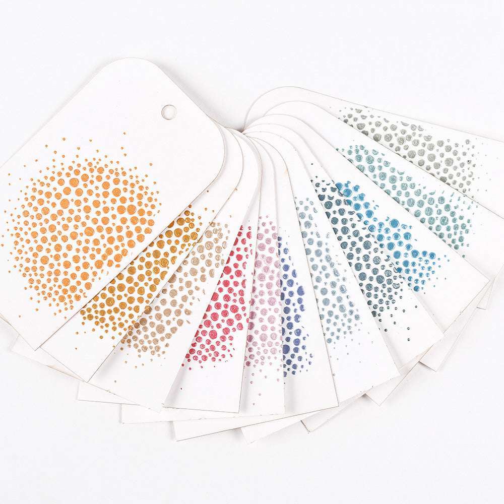 Sie lieben weiße Karten mit farbigen Punktverläufen - von Gelb über Grau, Rosa, Lila, Blau und Grün? Diese Karten von The Crafters Workshop sind ideal, um Stencil Butter auszuprobieren oder auf Mixed Media Boards zu präsentieren.