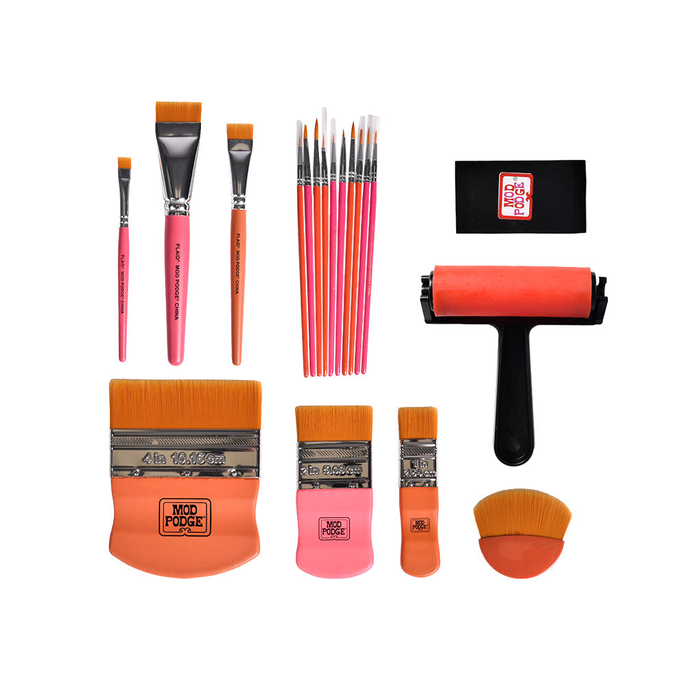 Ein Plaid Enterprises-Set mit verschiedenen Pinseln, einem Roller, einem Spachtel und einem Rakel mit orangefarbenen oder rosafarbenen Griffen - ideal als Mod Podge-Pinsel oder Glättungswerkzeug-Set für Ihr nächstes kreatives Projekt.