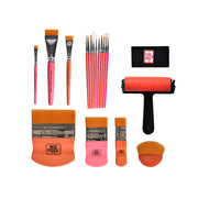 Ein Plaid Enterprises-Set mit verschiedenen Pinseln, einem Roller, einem Spachtel und einem Rakel mit orangefarbenen oder rosafarbenen Griffen - ideal als Mod Podge-Pinsel oder Glättungswerkzeug-Set für Ihr nächstes kreatives Projekt.