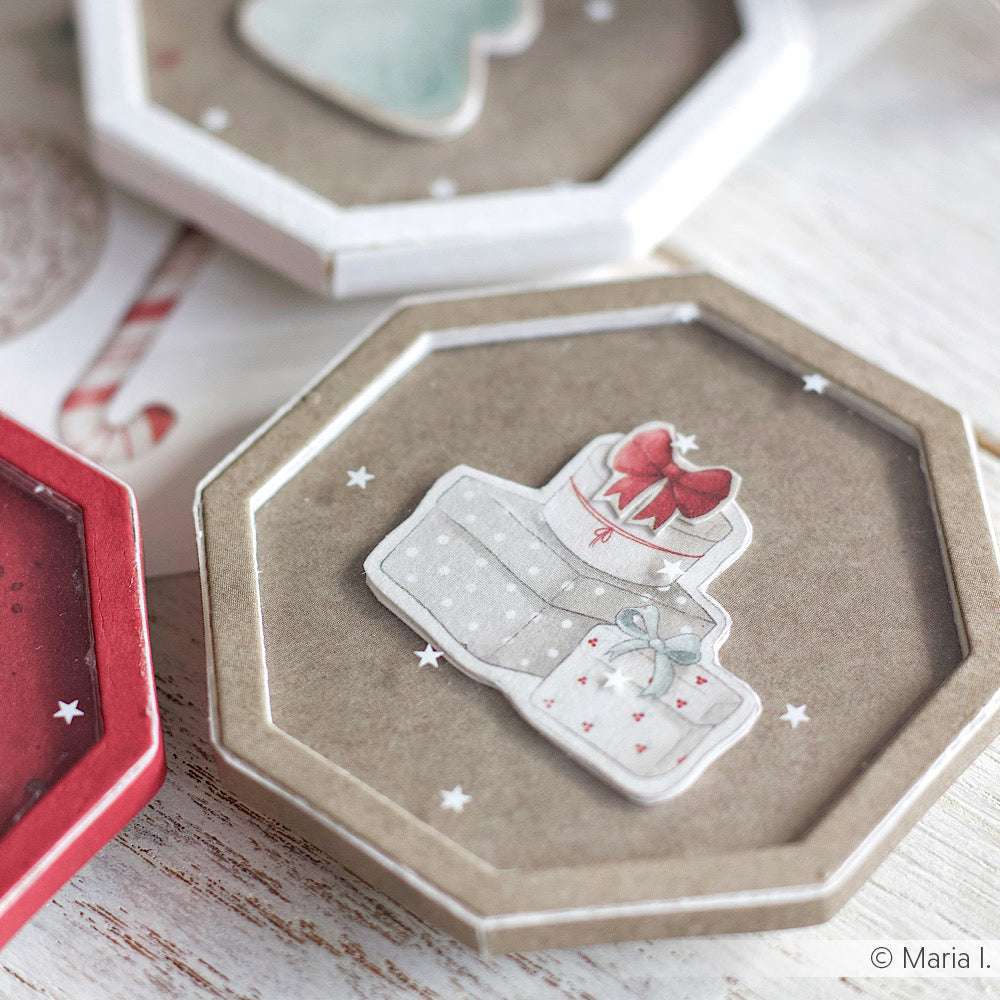 Achteckige Schachtel von Alexandra Renke mit einer Illustration einer gestapelten Geschenkschachtel mit roter Schleife auf Holz - ideal, um Ihre Sammlung kreativ zu ergänzen oder liebevoll gestaltete Pakete zu präsentieren.