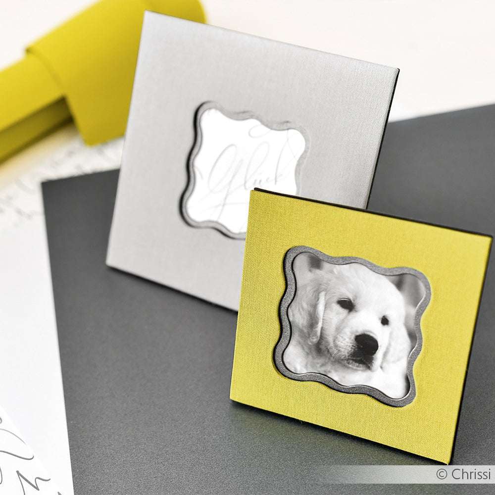 Zwei kleine quadratische Fotorahmen von Alexandra Renke, ein silberner und ein gelber, wobei der gelbe Rahmen ein Welpenfoto zeigt - ideal zur Inspiration oder als Teil Ihrer Kreativitäts-Bundle Kollektionen.