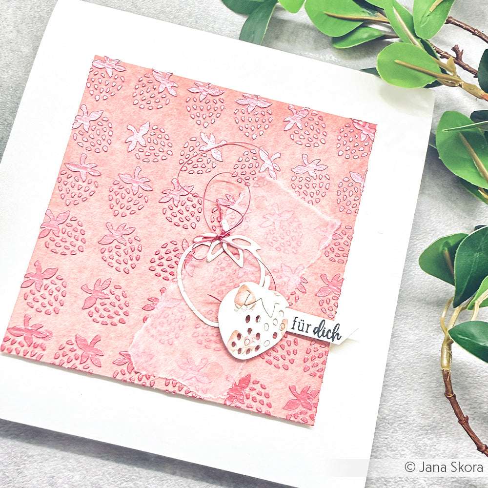 Eine rosafarbene Erdbeerkarte verwendet einen weißen Erdbeerausschnitt, der mit der wiederverwendbaren Schablone Erdbeeren von Alexandra Renke und dem deutschen Text "für dich" auf Weiß hergestellt wurde - ideal für Schablone Papierprojekte.