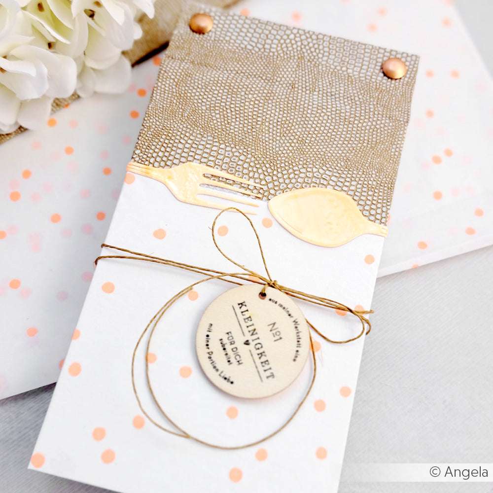 Eleganter Geschenkumschlag von Alexandra Renke mit goldenen Akzenten, Kordelzug und rundem Anhänger auf gepunktetem Hintergrund - ideal für die Personalisierung mit Clear Stamps.