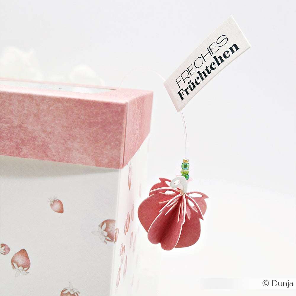 Eine rosafarbene Geschenkbox mit Erdbeeranhänger und Freches Früchtchen passt perfekt zum Abriss-Früchtchen Clear Stamp Set aus der Obstgarten Kollektion von Alexandra Renke.