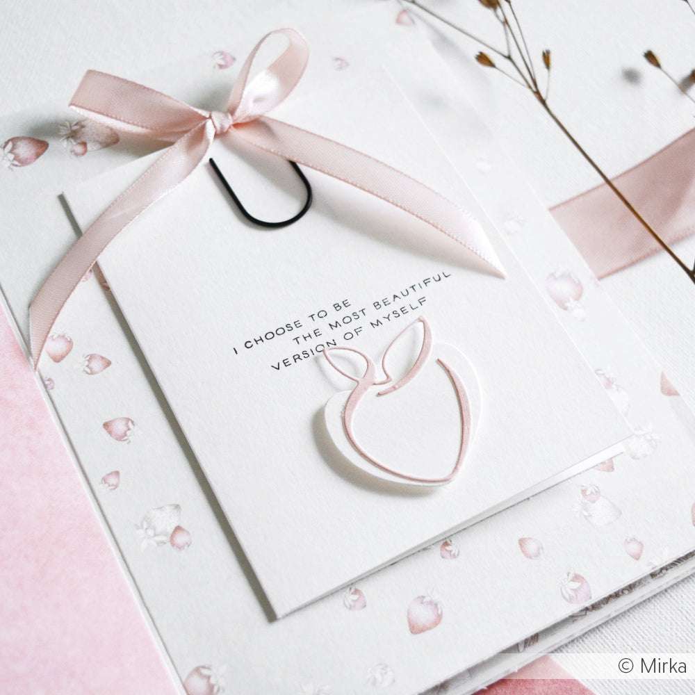 Elegante Karte von Alexandra Renke mit rosa Schleife, floralen Akzenten und dem Text "I choose to be the most beautiful version of myself". Gefertigt mit Motivstanze Artist Erdbeere und hochwertigen 200g Designpapieren für ein edles Finish.