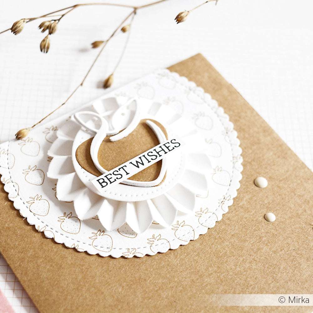 Handgefertigte Karte von Alexandra Renke mit dem Text "Beste Wünsche", weißen Blumen und braunen Akzenten auf Kraftpapier, hergestellt mit hochwertigen Stanzformen und Stanzsystemen für detaillierte Details.