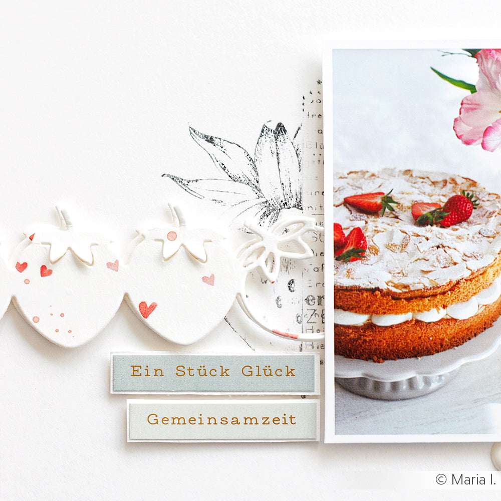 Foto einer Torte mit Erdbeeren aus Papier, hergestellt mit Alexandra Renke DieCut Systeme und Motivstanze Erdbeerreihe, zusammen mit deutschen Textblöcken "Ein Stück Glück" und "Gemeinsamzeit".