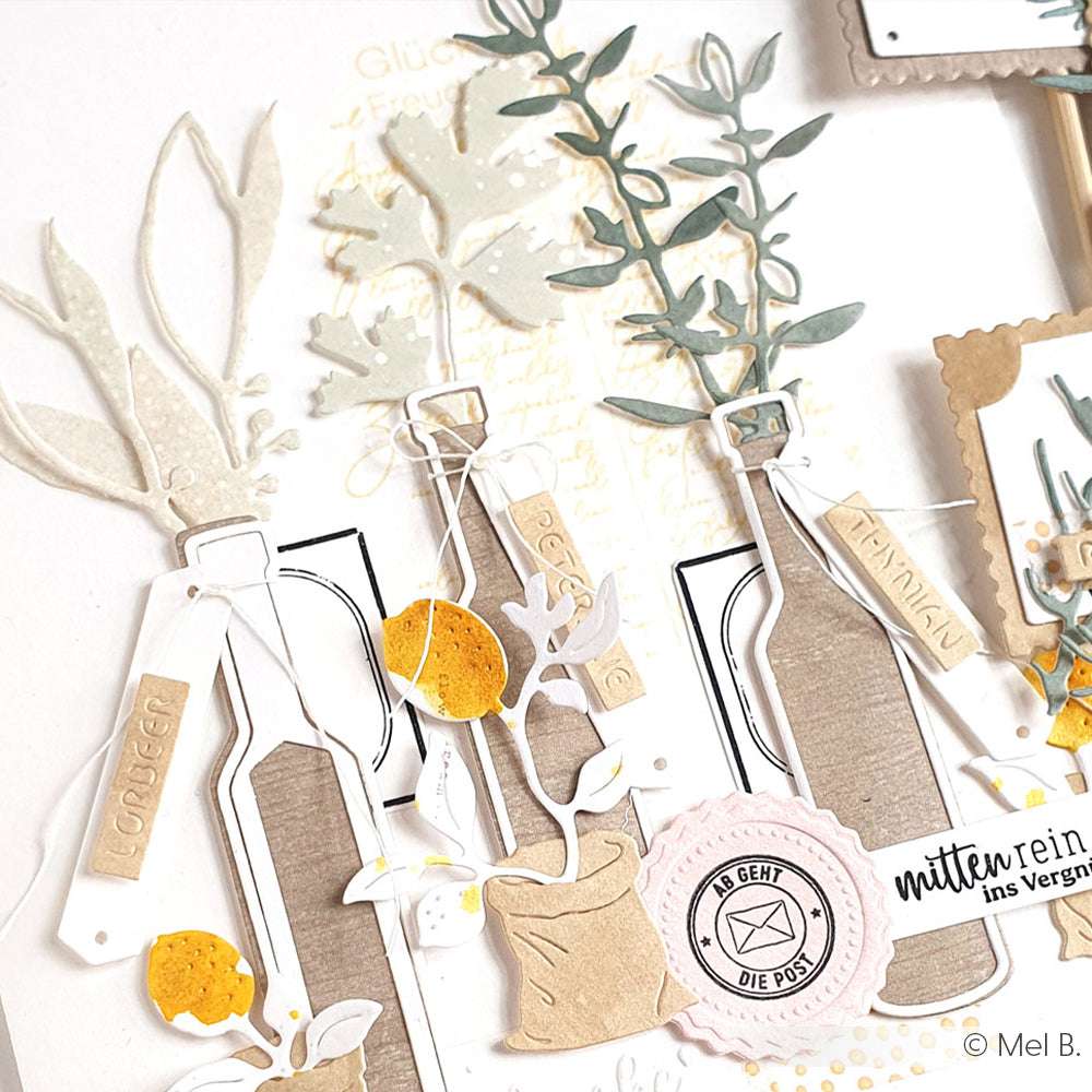 Scrapbook-Seite mit illustrierten Vasen, Pflanzen, Zitronen und gestempelten Etiketten in sanften Neutral- und Gelbtönen, mit Alexandra Renke Designpapieren und der Motivstanze Thymian für einzigartige Details.