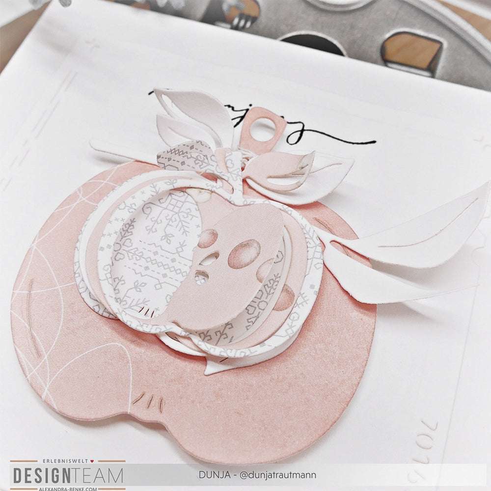 Handgeschöpfter Lagenkürbis in Rosa und Weiß mit gemusterten Details, hergestellt mit Alexandra Renke Motivstanze Apfelschichten und hochwertigen Designpapieren, auf weißem Hintergrund.