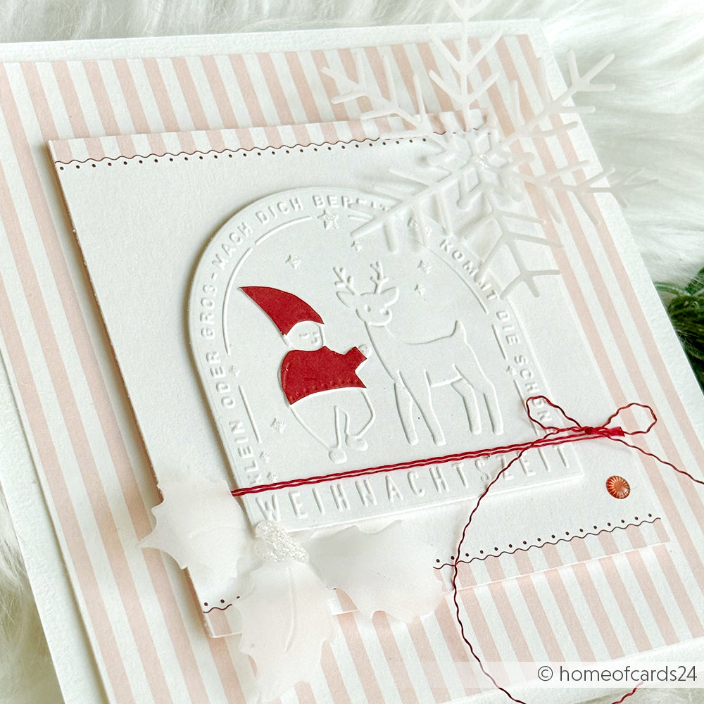 Handgefertigte Weihnachtskarte von Alexandra Renke mit rotem Weihnachtsmann, weißem Rentier, Schneeflocken und rosa Streifen - hergestellt mit einem Cut & Emboss Folder für festliche Details. Perfekt, um in dieser Jahreszeit fröhliche Wichtelgrüße zu versenden!.