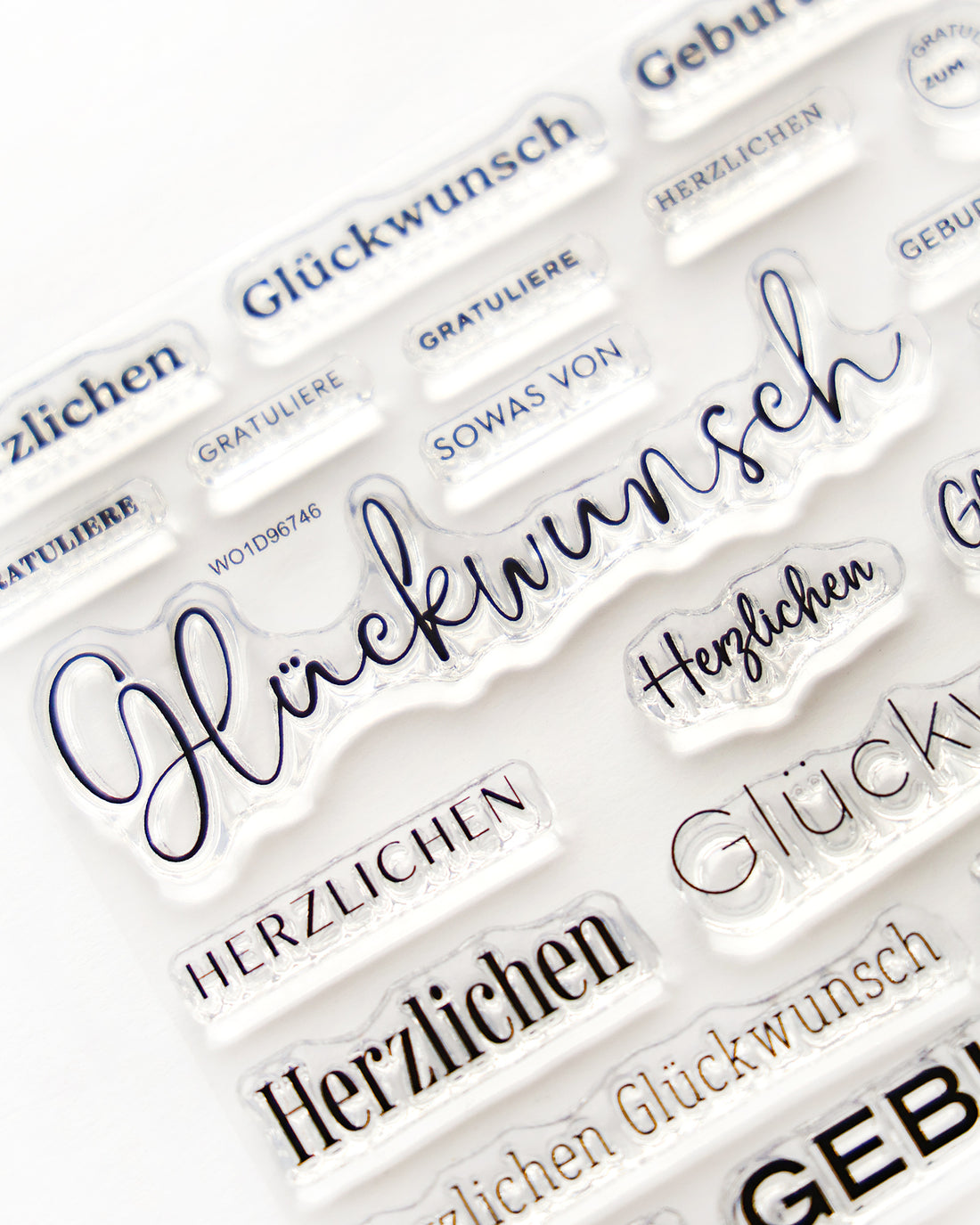 Klare Briefmarken mit verschiedenen deutschen Glückwünschen wie Glückwunsch und Herzlichen auf weißem Hintergrund.