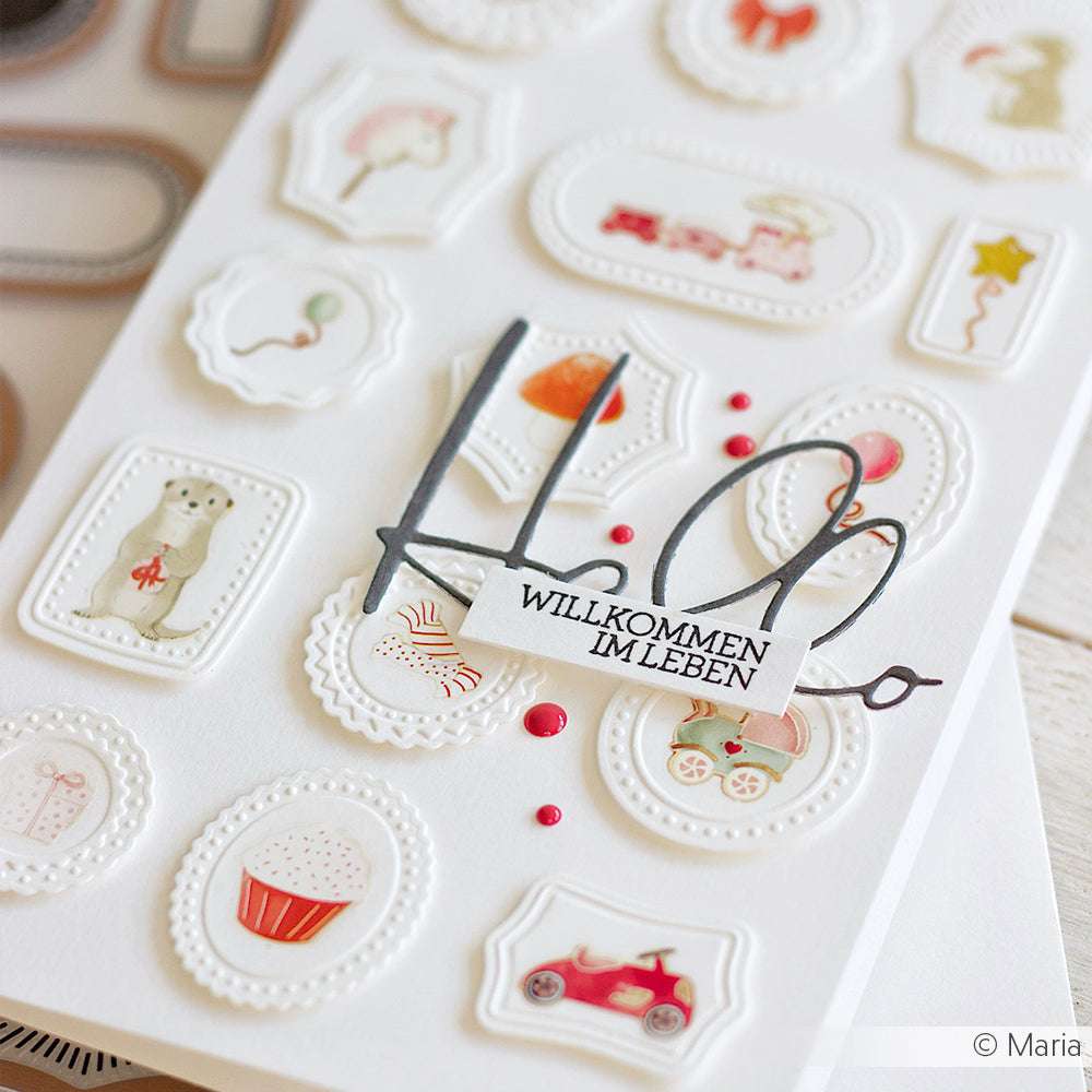 Die Alexandra Renke Grußkarte mit dem Text "Willkommen im Leben" zeigt niedliche Tier- und Objektillustrationen in weißen Rahmen - perfekt, um Ihre besten Wünsche auf Deutsch zu übermitteln.