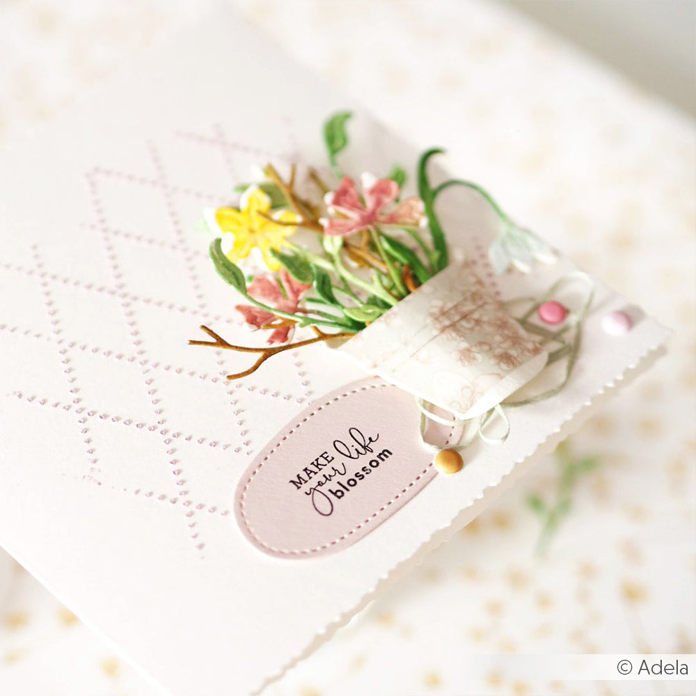 Handgefertigte Karte von Alexandra Renke mit einer Teetasse mit Papierblumen und dem Text "Make your life blossom" auf einem genähten Design, das von dem Stempelset Drei Blüten inspiriert ist.