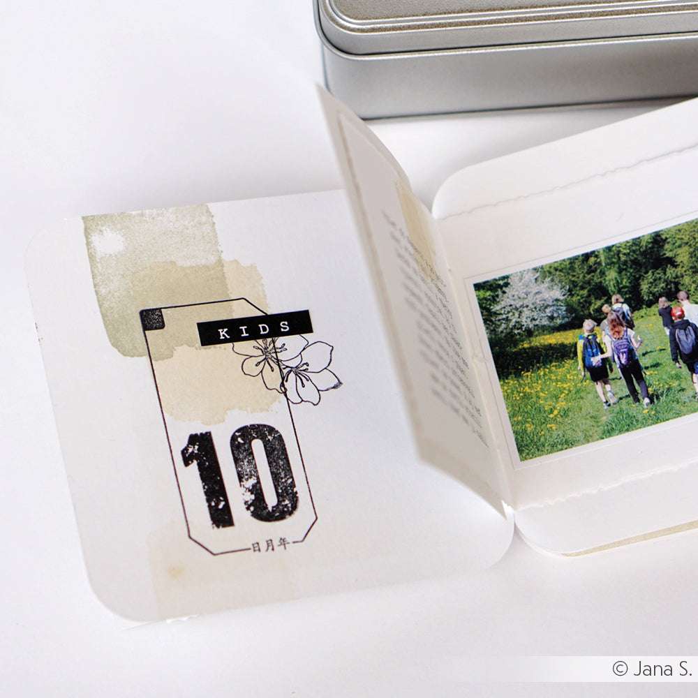 Eine handgefertigte Karte von Alexandra Renke mit dem Text "KIDS 10" und einem Foto von Kindern im Freien, teilweise geöffnet auf einer weißen Fläche, mit Akzenten aus dem Stempelset Days of Summer.