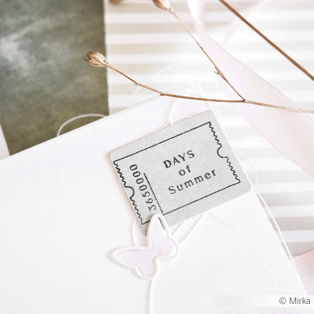 Eine Papierkarte für die Tage des Sommers von Alexandra Renke mit einem Schmetterlingsausschnitt und einem getrockneten Blumenstängel auf weißem Grund - ideal für die Kombination mit Ihrem bevorzugten Clear Stamp Set.