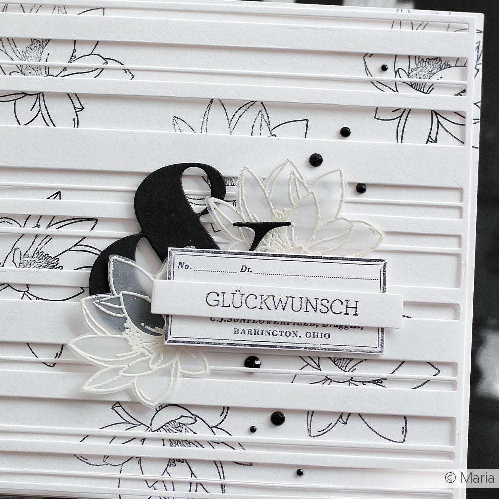 Handgefertigte Karte mit schwarz-weißen Blumenmustern aus dem Alexandra Renke Clear Stamp Set, die in der Mitte elegant das deutsche Wort "Glückwunsch" zeigt.