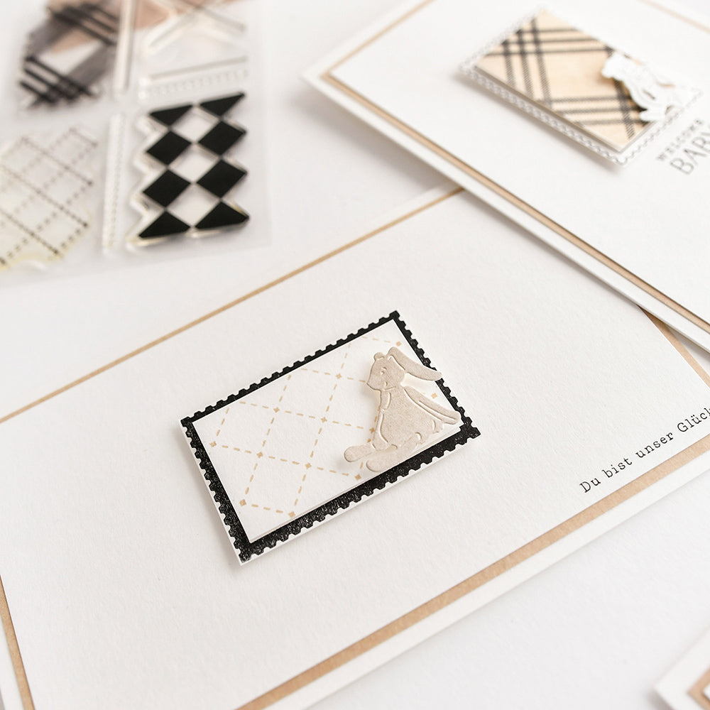 Eine handgefertigte Karte von Alexandra Renke mit einer kleinen Hundesilhouette und einem Rautenmuster, hergestellt mit einem klaren Stempel auf einem geschichteten rechteckigen Design, inspiriert von rechteckigen Briefmarkenmotiven.