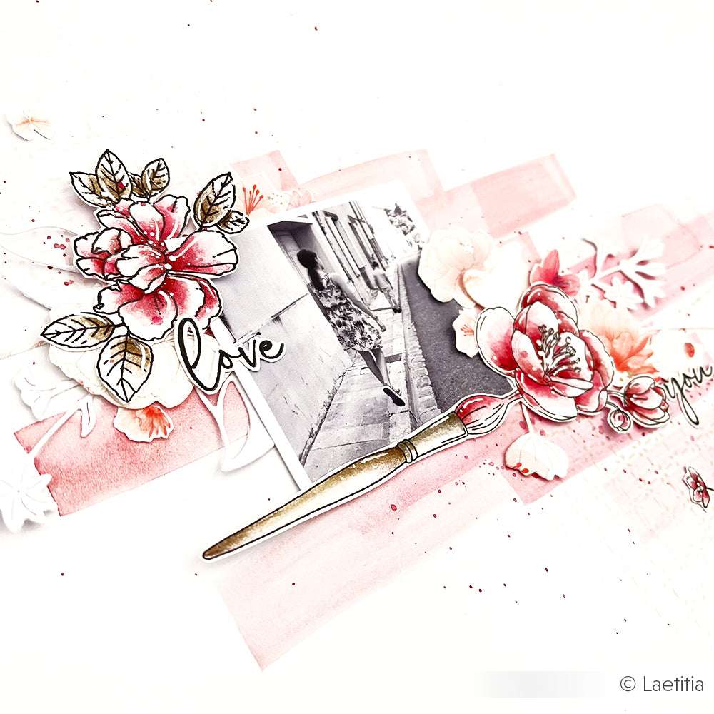 Scrapbook-Seite mit einem Schwarz-Weiß-Foto, rosafarbenen Blumen, einem Liebestext und einer Pinselverzierung mit einer breiten Pinsel mit Blumen und Akzenten aus dem Alexandra Renke Clear Stamp Set.