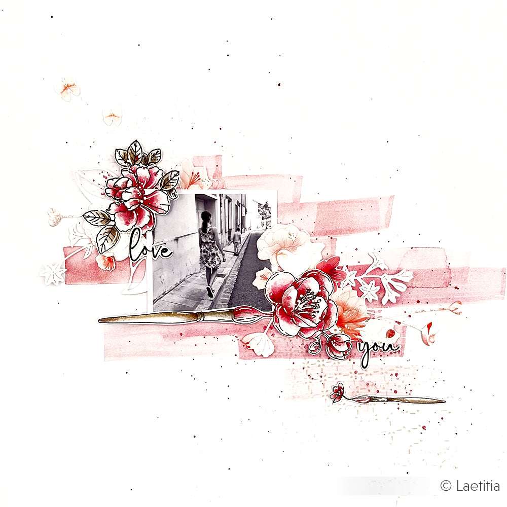 Scrapbook-Seite mit Blumenpinsel von Alexandra Renke, einem Schwarz-Weiß-Straßenfoto und einem handgeschriebenen Text mit der Aufschrift "Liebe dich".