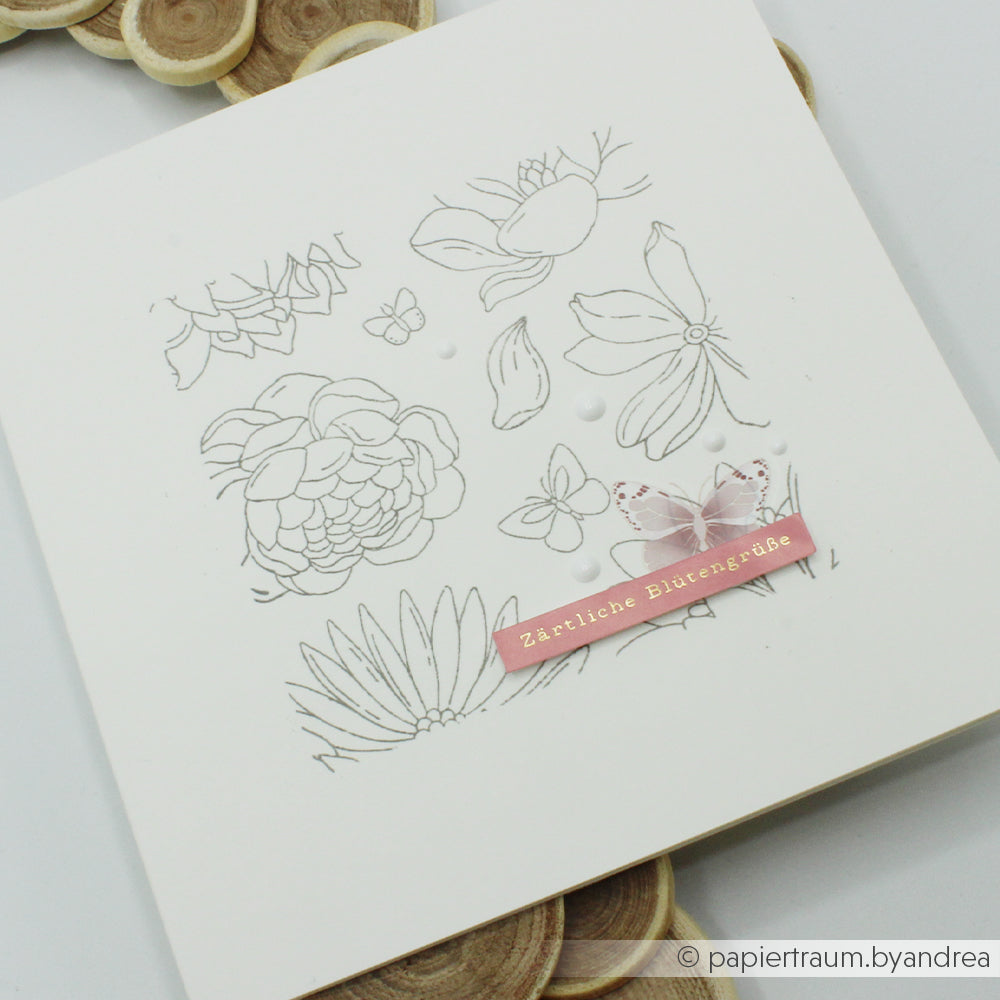 Weiße Karte mit einfachen Blumenskizzen, die mit einem Alexandra Renke Clear Stamp, drei Perlen und einem rosa Schmetterling neben einem rosa Etikett mit deutschem Text gemacht wurden - perfekt für einen floralen Sommer.