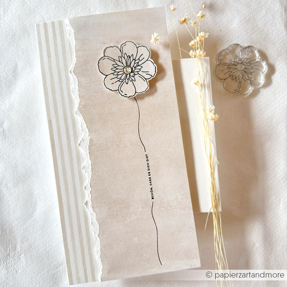 Eine handgemachte Karte von Alexandra Renke mit einer einfachen schwarzen Blumenskizze, einem klaren Stempel, getrockneten Blumen und gestreiften, zerrissenen Papierakzenten.