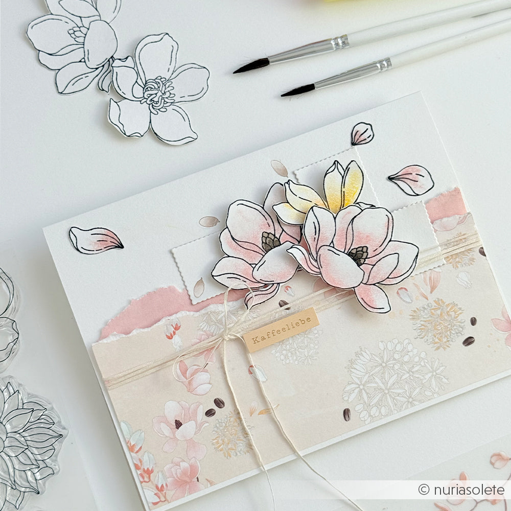 Handgefertigte Grußkarte mit rosa und gelben Magnolien, floralen Papierakzenten und zarten Pinselstrichen. Gestaltet mit transparenten Fotopolymer-Stempeln von Alexandra Renke aus der „Sommerblüten“-Kollektion für gestochen scharfe Details.