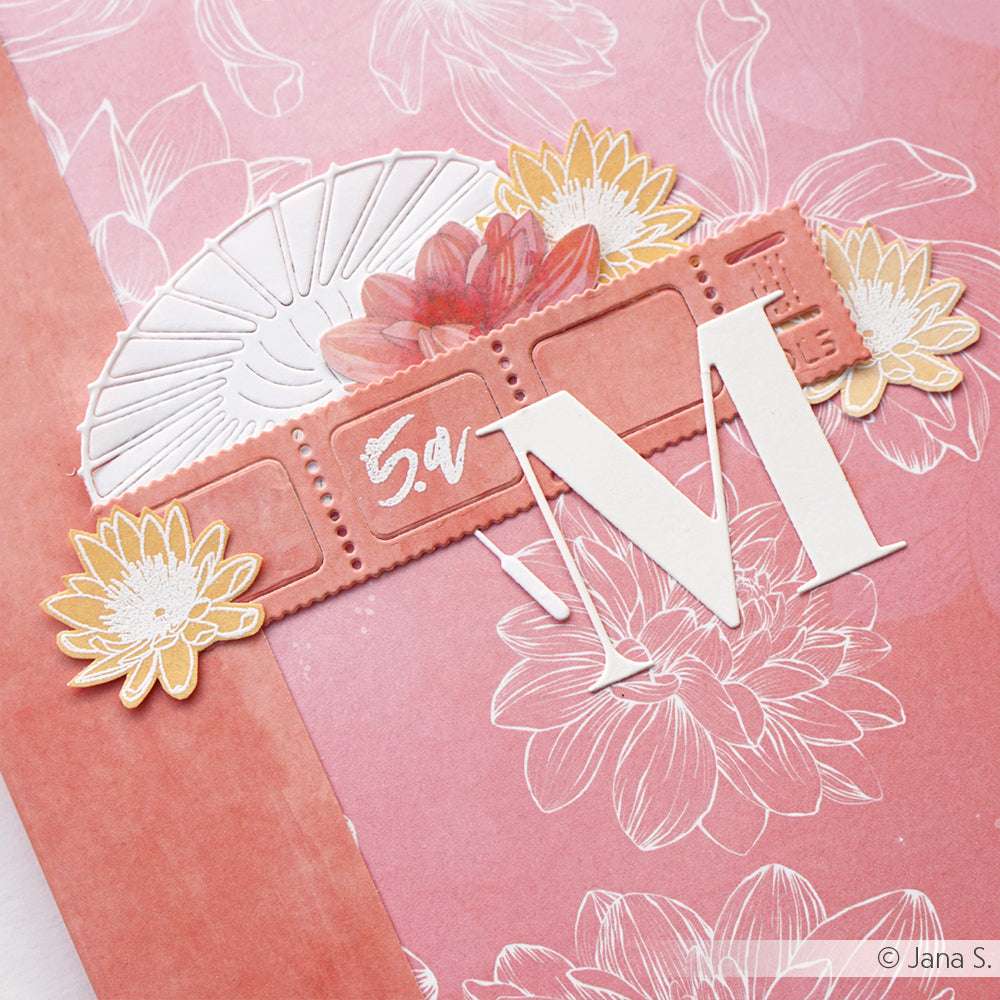 Die rosafarbene Blumenkarte von Alexandra Renke zeigt einen Filmstreifen, gelbe Blumen, ein großes weißes M und ein Fächermuster - perfekt, um Ihre Abenteuerlust mit Clear Stamps oder Photopolymer-Akzenten in Szene zu setzen.
