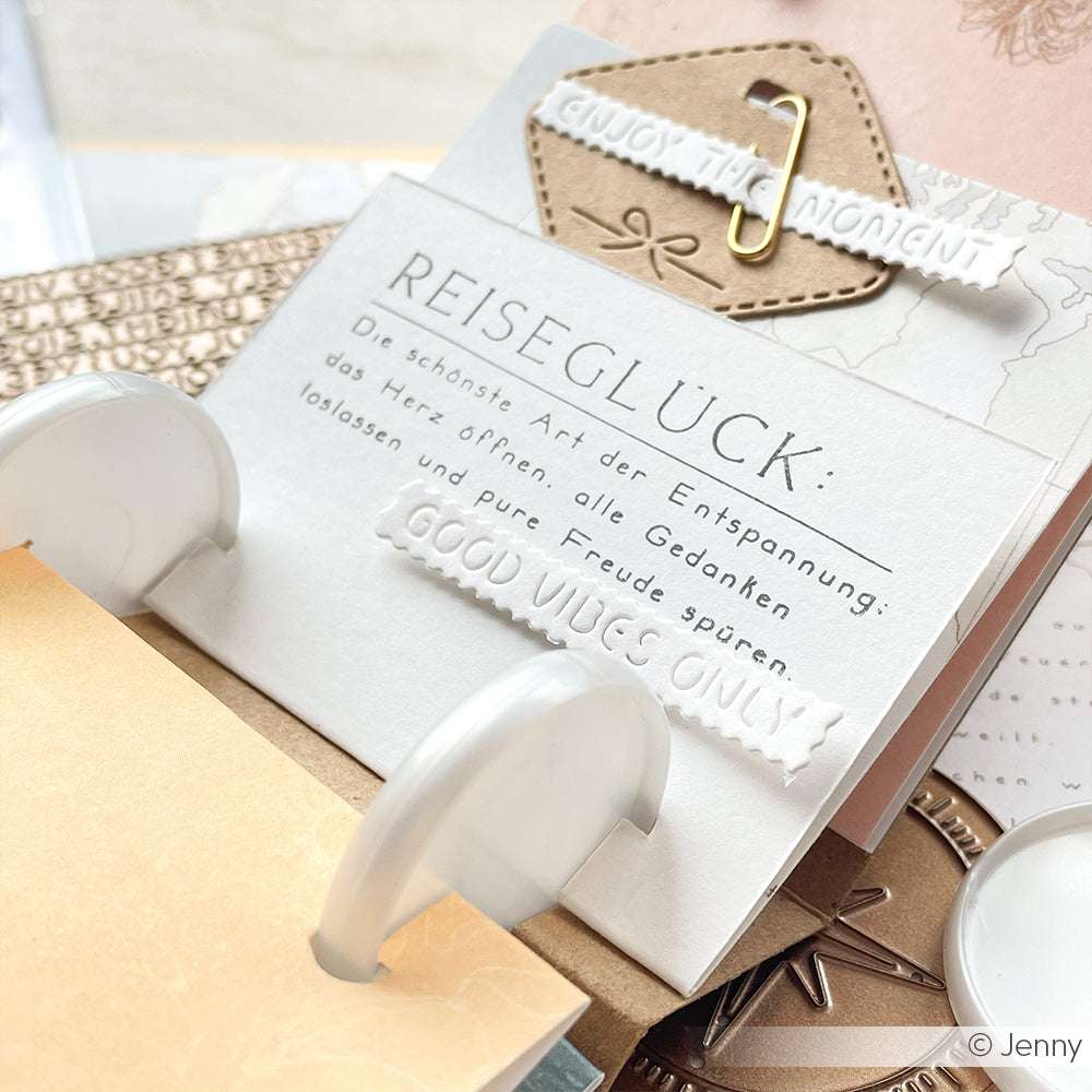 Eine Karte von Alexandra Renke mit deutschem Text, dekorativen Akzenten aus photopolymeren Stempel-Klarsichtstempeln, erhabenen Etiketten, einem Umschlag und Ringbuchklammern.