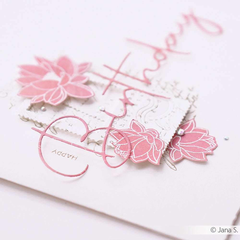 Diese rosafarbene, blumige Geburtstagskarte von Alexandra Renke zeigt zarte Geburtstagsschrift und Blumenverzierungen auf weißem Grund - perfekt, um sie mit Ihrem Lieblingsstempelset oder Photopolymer-Stempel zu kombinieren und ihr eine persönliche Note zu verleihen.