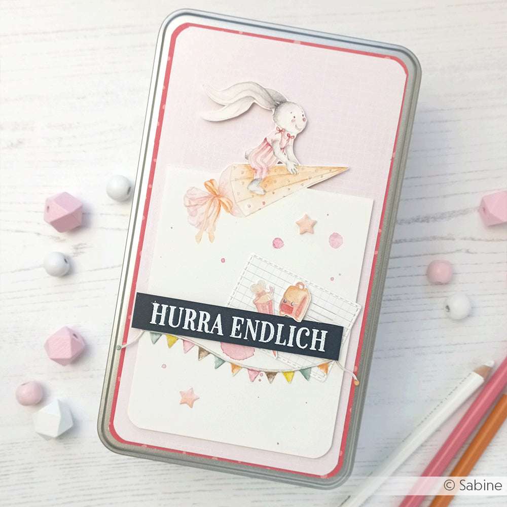 Dekorative Dose von Alexandra Renke mit einer Hase-auf-Käse-Karte, pastellfarbenen Sternen und dem Text "HURRA ENDLICH". Ideal zum kreativen Verschenken oder zum Kombinieren mit Ihren Lieblingsstempeln Clear Stamps oder Photopolymer Stempel für Bastelspaß.