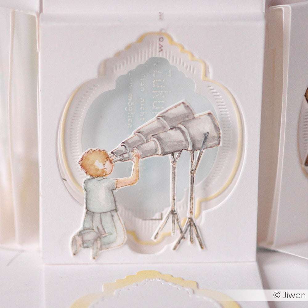 Illustration eines knienden Kindes, das durch ein großes Fernrohr auf einem Ständer blickt. Perfekt für die Verwendung mit einem Alexandra Renke Clear Stamp Set oder Acrylblock, vor weißem Hintergrund.