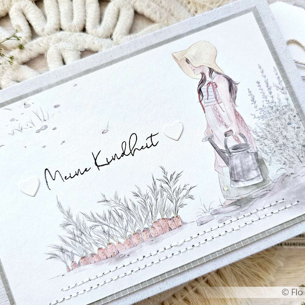 Eine Karte von Alexandra Renke mit einem Mädchen mit Hut und einer Gießkanne und "Meine Kindheit" - ideal, um sie mit Ihrem bevorzugten Clear Stamp Set für kreative Projekte zu kombinieren.