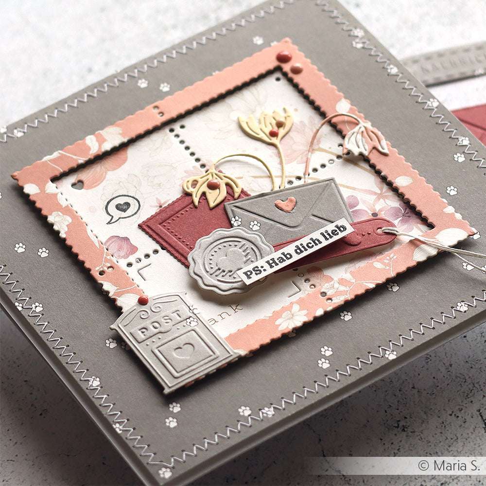 Handgefertigte Karte mit Umschlägen, floralen Motiven und "PS: Hab dich lieb" auf einem genähten Hintergrund - perfekt für Papierprojekte und mit den wunderschönen Clear Stamp Designs von Alexandra Renke.