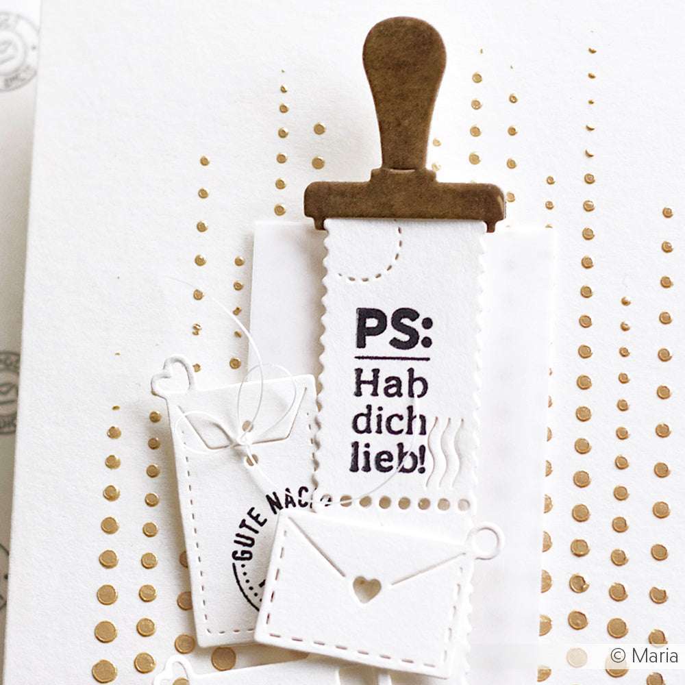 Weiße Karte mit goldenen Punkten, Papierumschlägen und einer Notiz - perfekt für Papierprojekte oder in Kombination mit Alexandra Renke Photopolymer Stempel-Designs.